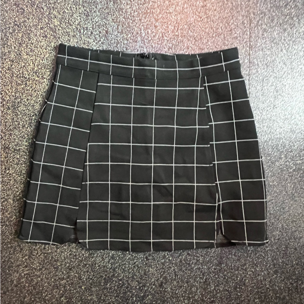 Black and white checkered/squared mini skirt